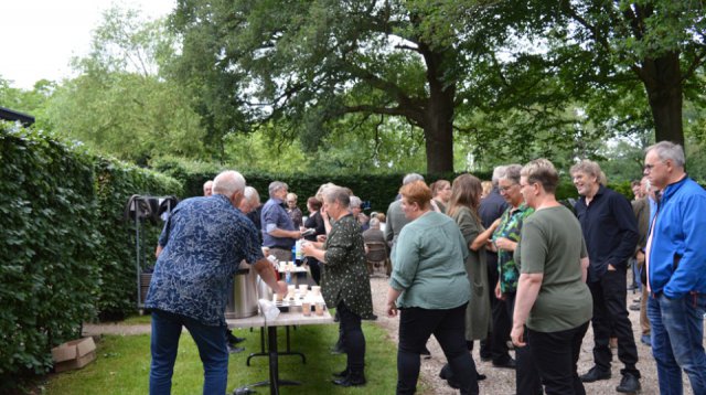 Efkes stille staon bie (vrijdag 10 juni 2022)